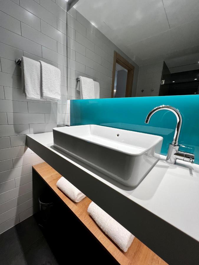 Holiday Inn Express - Madrid - Airport By Ihg Экстерьер фото